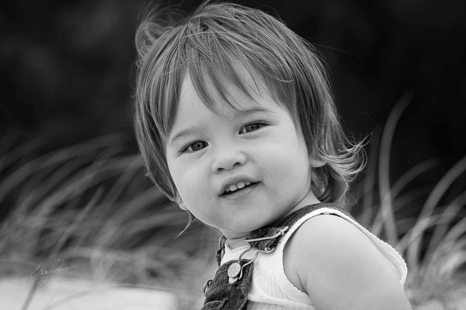 beach portrait photographer, documentary style, candad beach portraits, relaxed style focused on your child